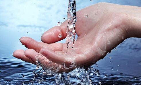 mytí rukou, aby se zabránilo napadení parazity