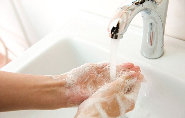 mytí rukou, aby se zabránilo infekci červy